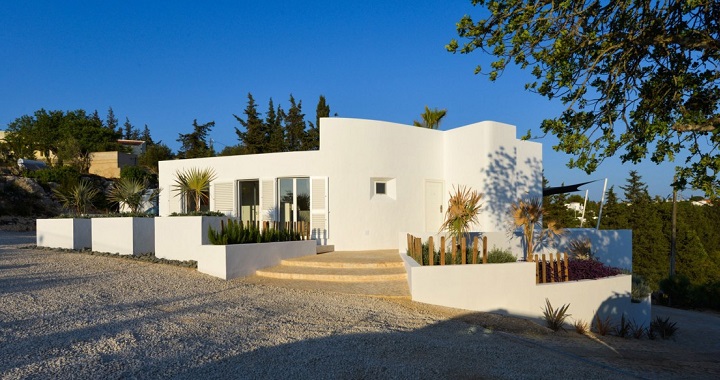 Casa de color blanco Portugal